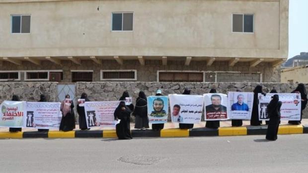 عدن.. حراسة قصر معاشيق تعتدي على وقفة لأمهات المختطفين
